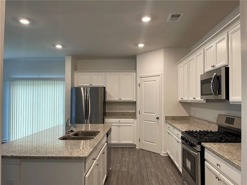5 bed, 2.5 bath, 2178 sqft, $2,300 — Photo 4