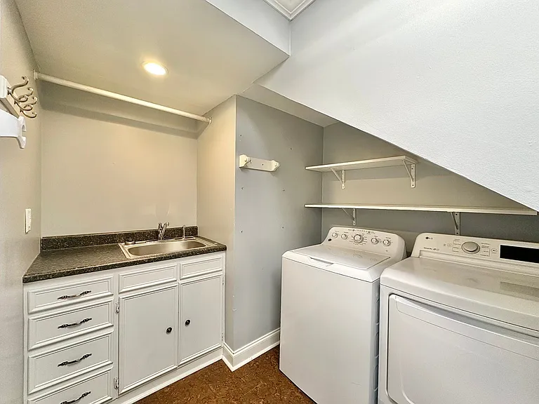 802 Hamvasy Ln — Photo 34