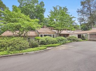 81 Beacon Hill Dr, West Hartford, CT 06117