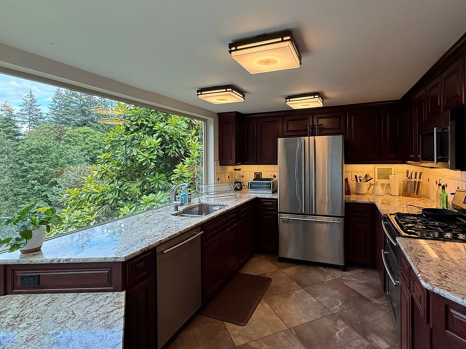 3 bed, 1.5 bath, 2000 sqft, $3,650 — Photo 4