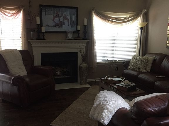 Living Room. FP natural gas