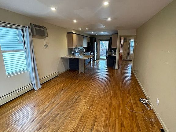 4th image of 4302 Manhattan Ave #A2