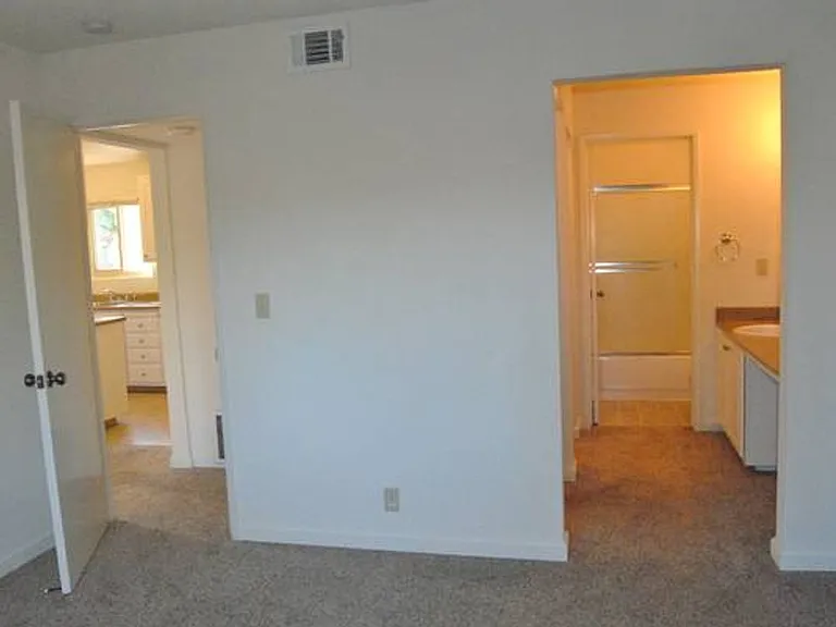 2950 Portage Bay — Photo 103
