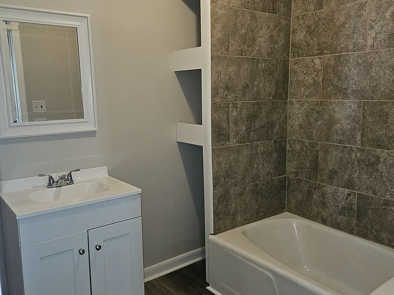 602 W 6th St #B — Photo 4