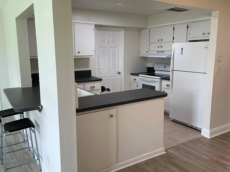 6860 NW 12th St — Photo 10