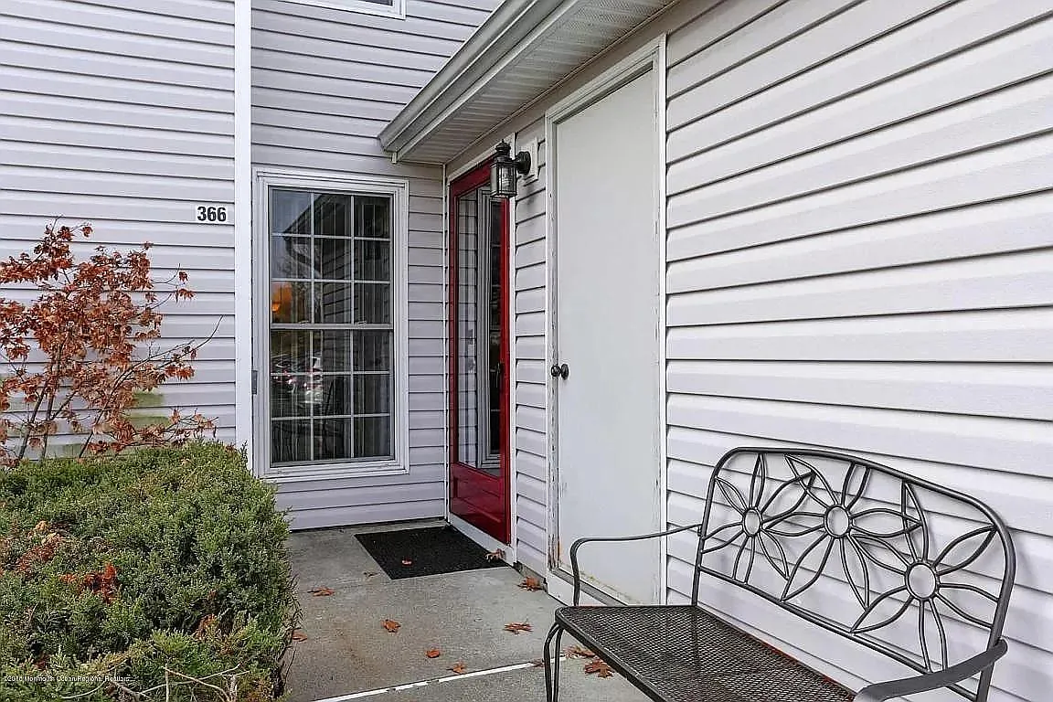 366 Mayfair Pl — Photo 2