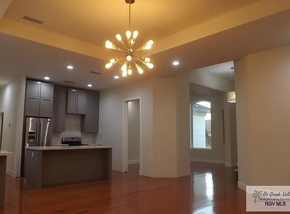 4th image of 5423 Lovers Ln
