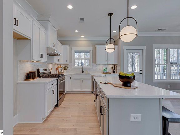3rd image of 5 Mizzenmast Ct