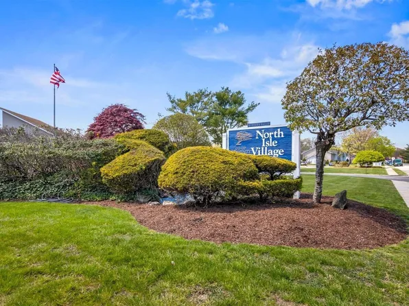 26 Redwood Court #R26, Coram, NY 11727