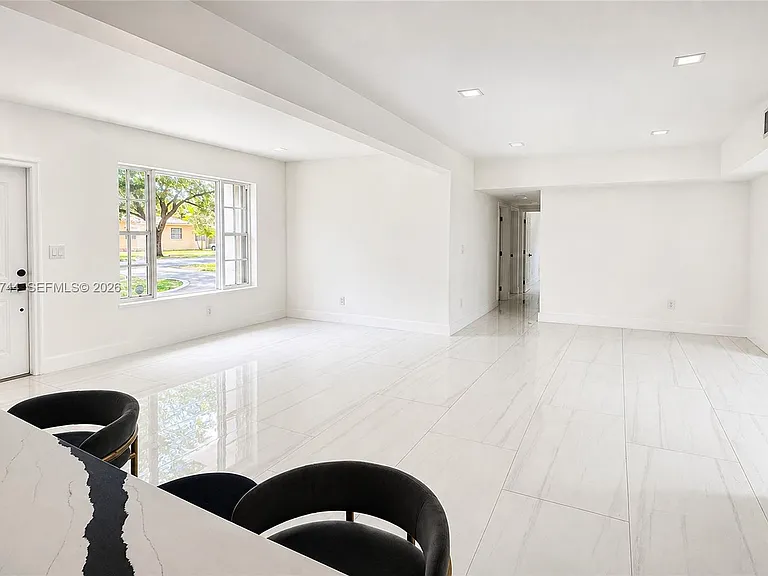 516 La Villa Dr — Photo 7