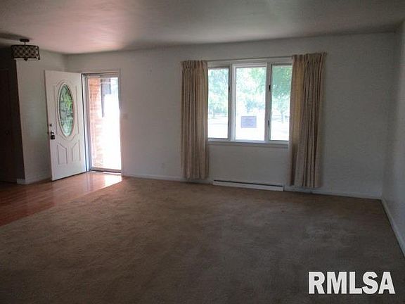 3rd image of 904 W Broadmoor St
