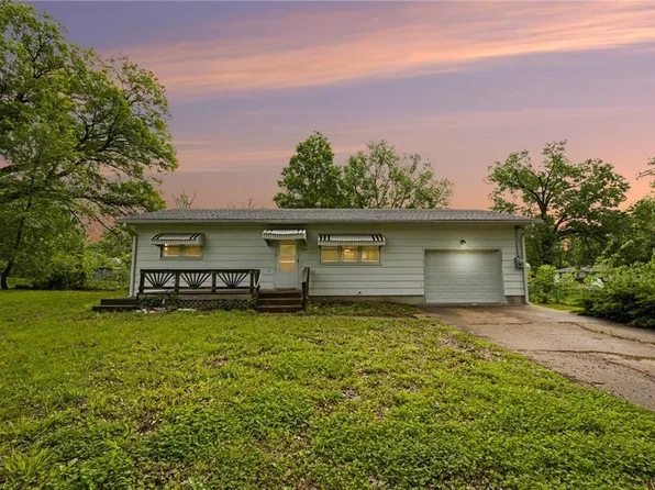 307 S County Line Rd, Windsor, MO 65360