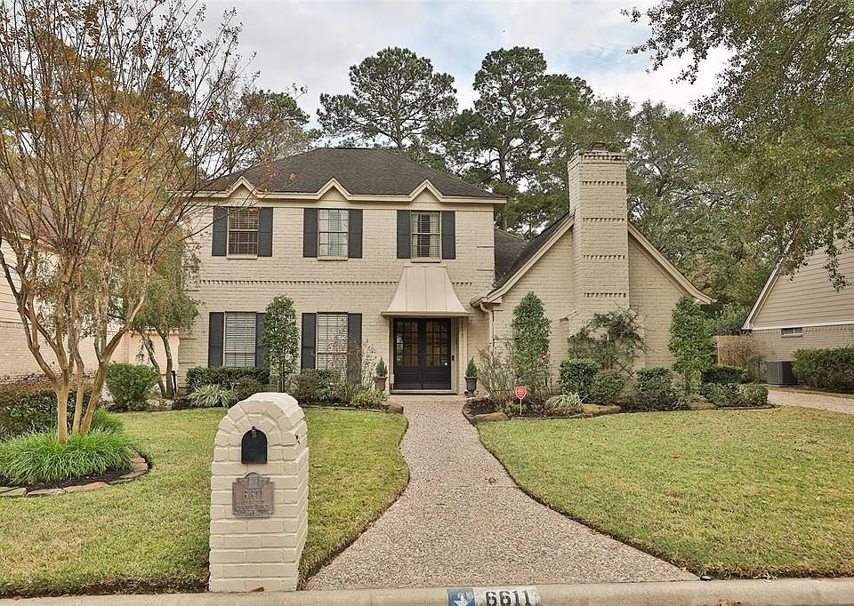 Gorgeous 4 bedroom/2.5 bath home on quiet tree lined street in the Champions Park Neighborhood. Did not flood!