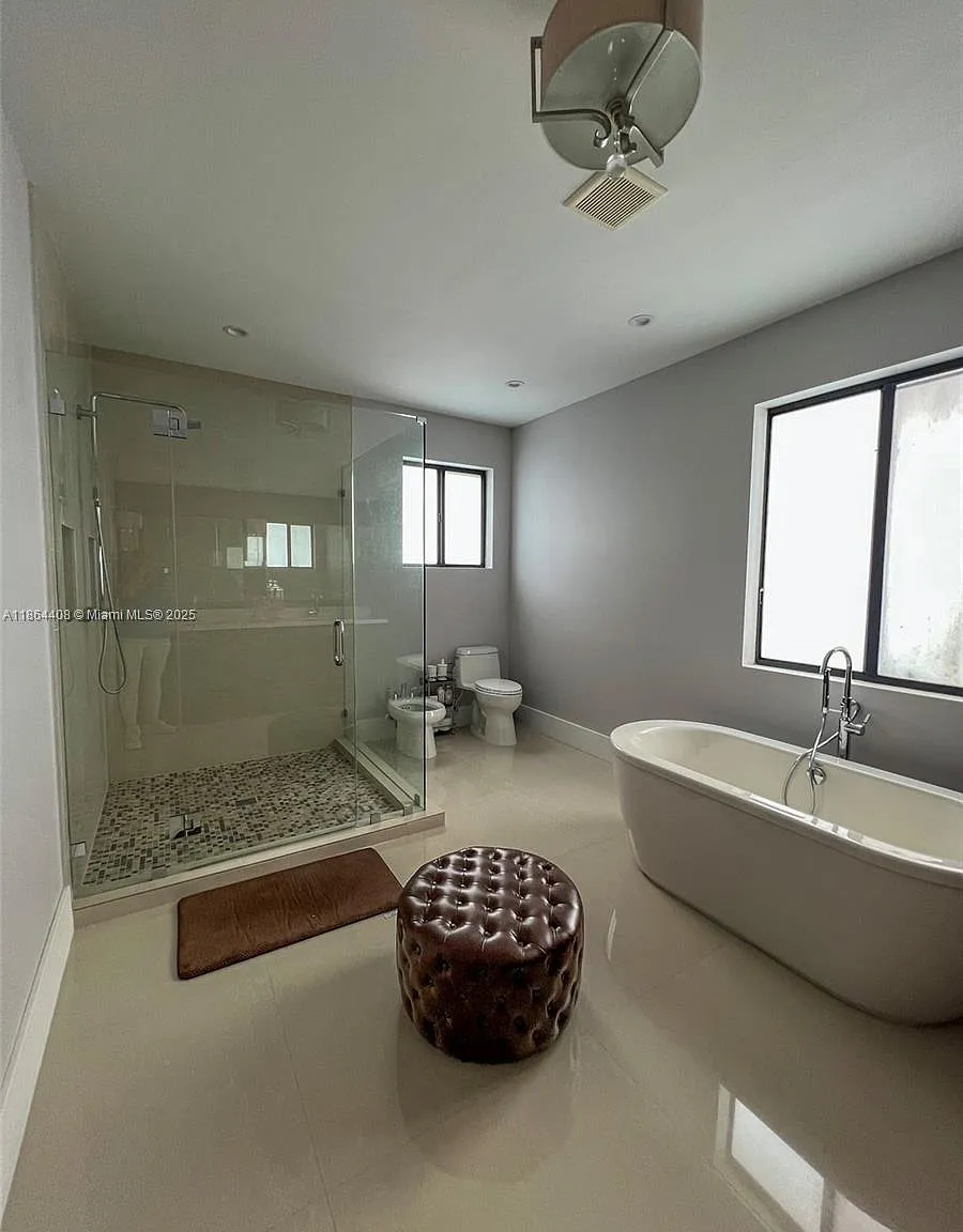5 bed, 4205 sqft, $8,500 — Photo 3