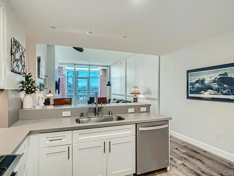 427 9th Ave #1403 — Photo 3
