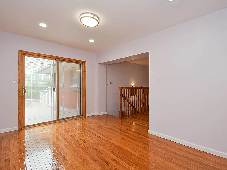 819 Renee Ln — Photo 6