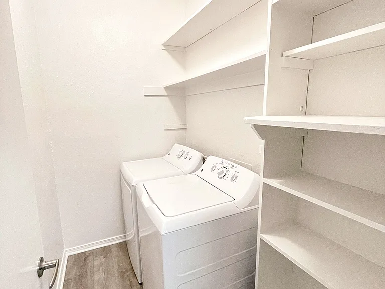Oaks White Rock — Photo 41