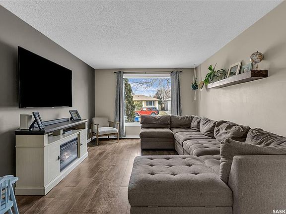 5th image of 326 Balsam Cres