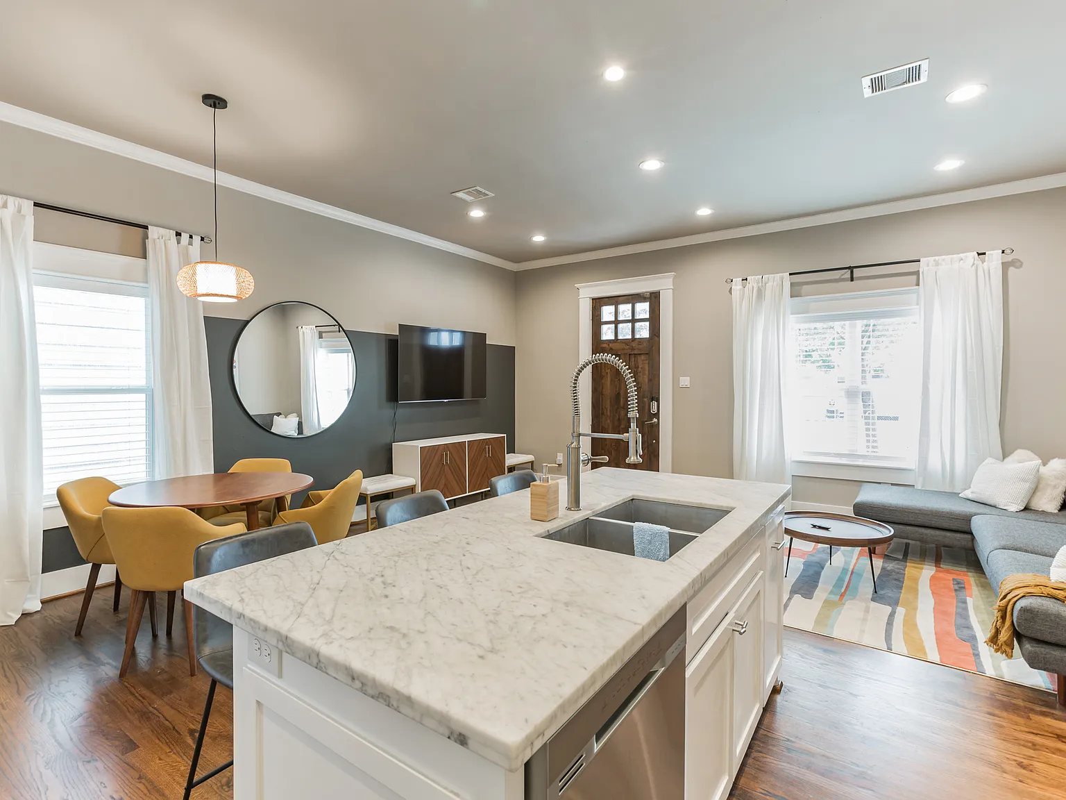 4 bed, $6,000 — Photo 1
