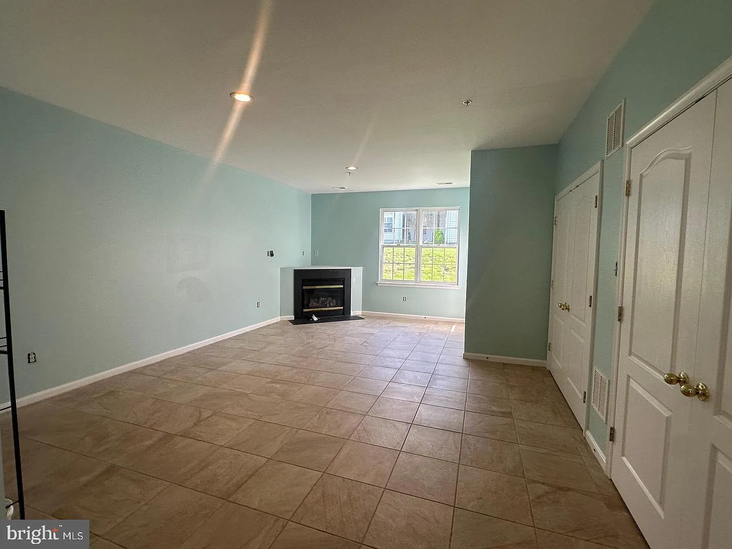 3 bed, 4.0 bath, 2173 sqft, $3,350 — Photo 4
