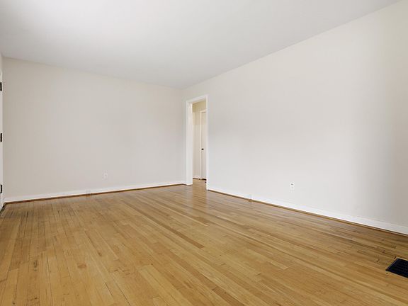 4th image of 1166 Cresthill Rd