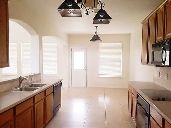 4th image of 1001 Safflower Ct