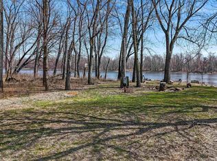 Oconnell Beach Rd, Burlington, IA 52601