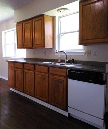 5th image of 4022 W Walnut St