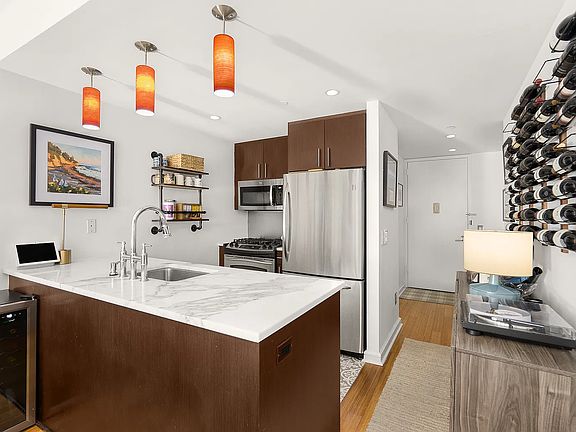 2nd image of 350 W 53rd St #1ITHI