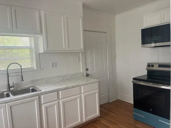 718 W 4th St #A, Freeport, TX 77541