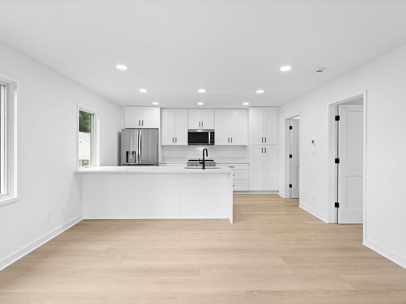 2nd image of 1411 Chesapeake St #D