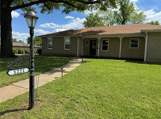 1221 W 2nd St, Chanute, KS 66720