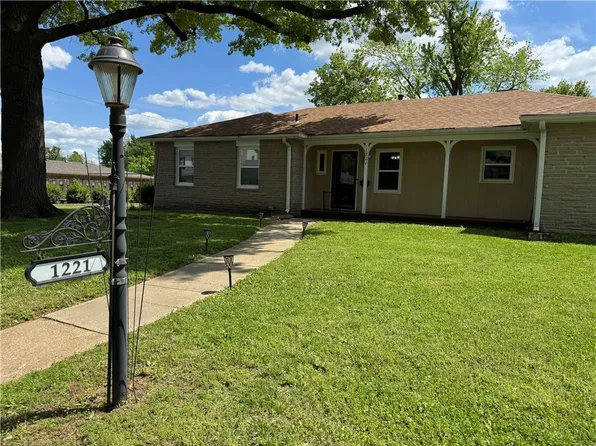 1221 W 2nd St, Chanute, KS 66720