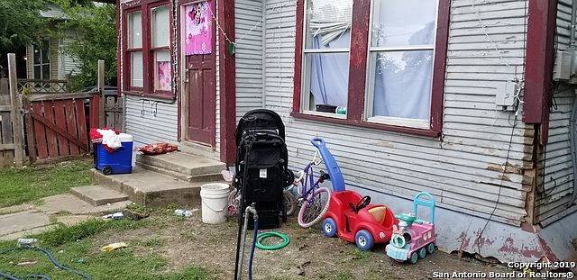 2nd image of 2318 W Poplar St