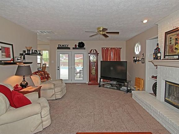 3rd image of 880 Crystal Lake Dr