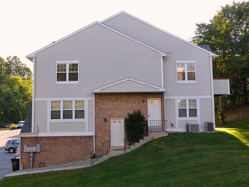 Side entrance of one duplex