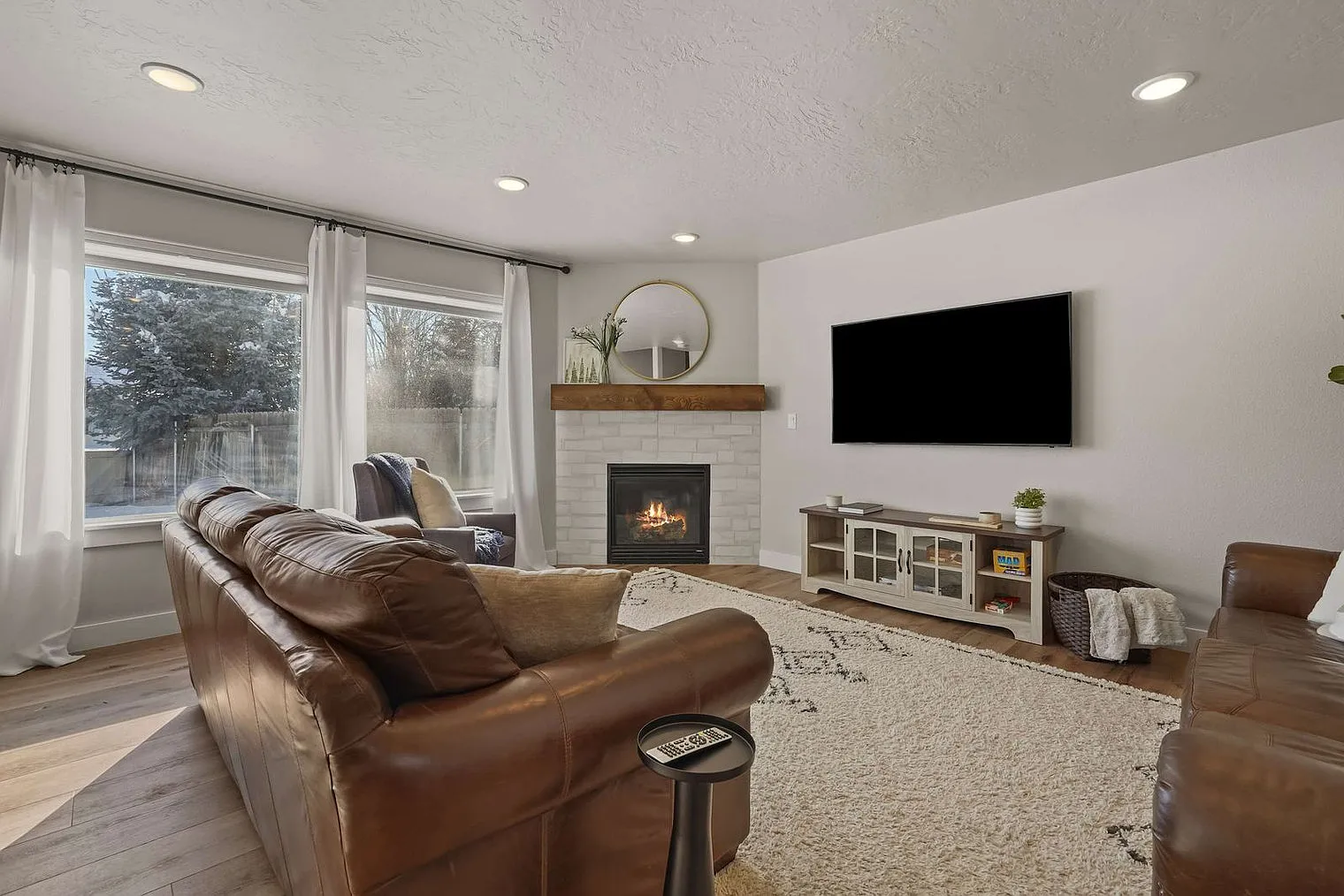 5 bed, 2.0 bath, 3196 sqft, $7,535 — Photo 4