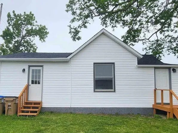 309 S 2nd St, Manchester, IA 52057