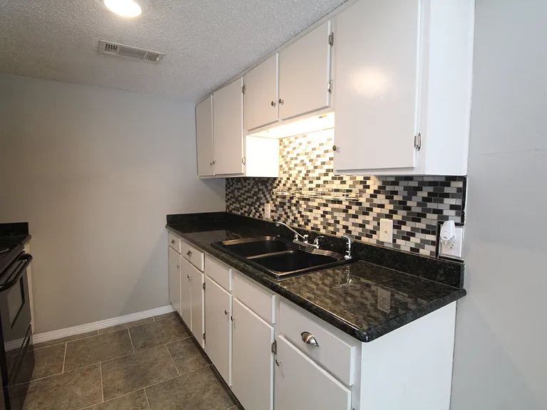 416 Waycross Ave — Photo 11