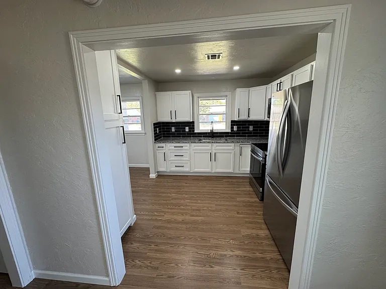 1522 Oxford Way — Photo 15