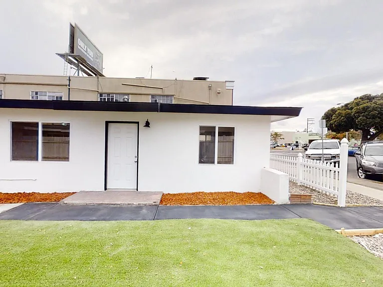 1009 Hornblend St — Photo 12