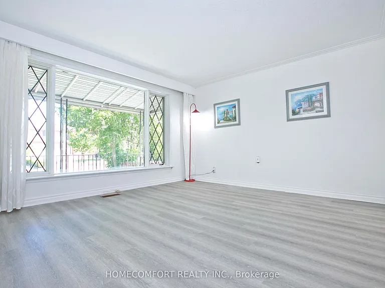 247 Parkview Ave — Photo 2