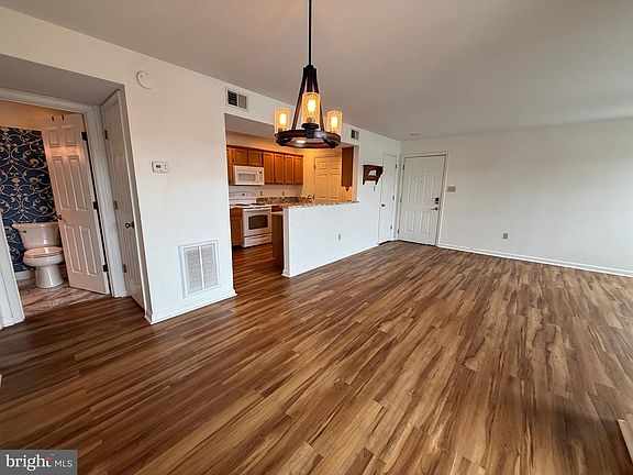 4th image of 5401 Oxford Dr APT 12