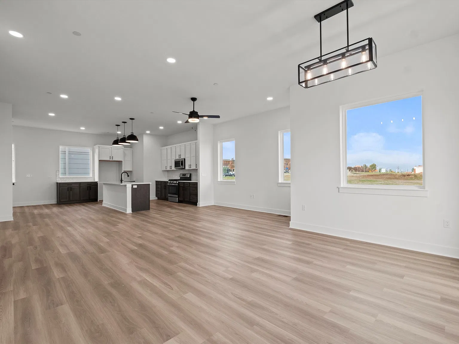 3 bed, 1981 sqft, $2,995 — Photo 3