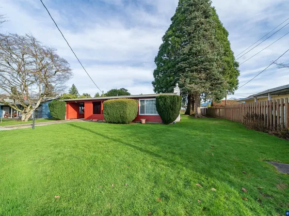 1090 SE 3rd Ave, Mill City, OR 97360