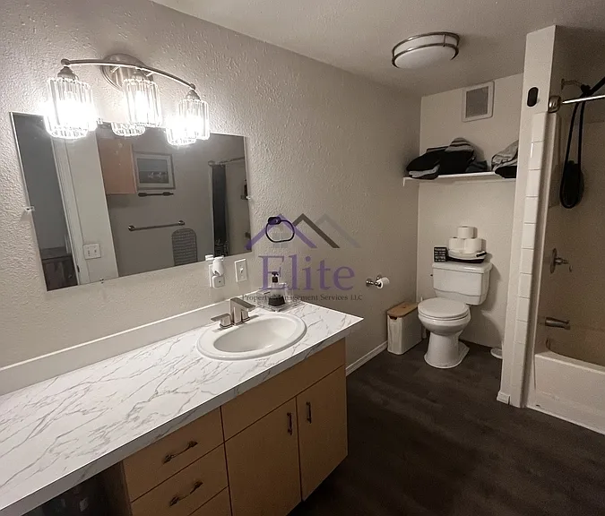 101 E Wood Ln — Photo 16