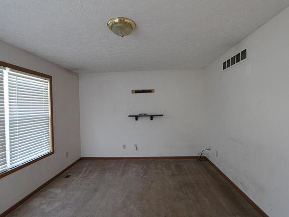 3rd image of 225 Olive St