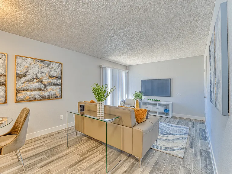 Las Brisas Apartment Homes — Photo 8