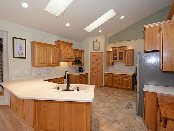 3rd image of 1325 Meadowbrook Dr