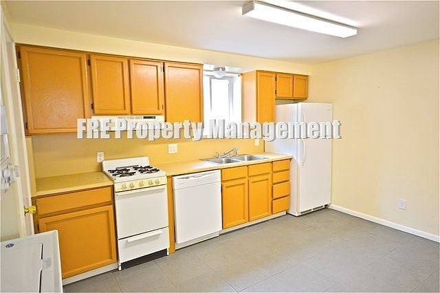 1st image of 1539 S Green St APT 3
